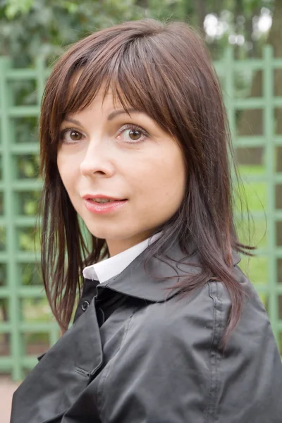 Retrato de uma bela mulher para caminhar no parque — Fotografia de Stock