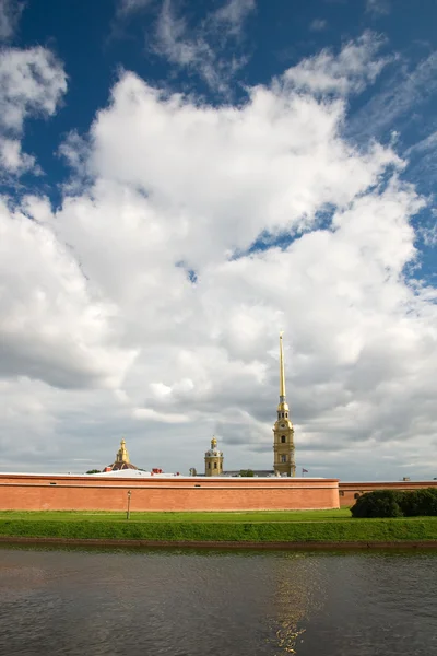 Peter och paul-fästningen. sommaren. St. petersburg, Ryssland — Stockfoto