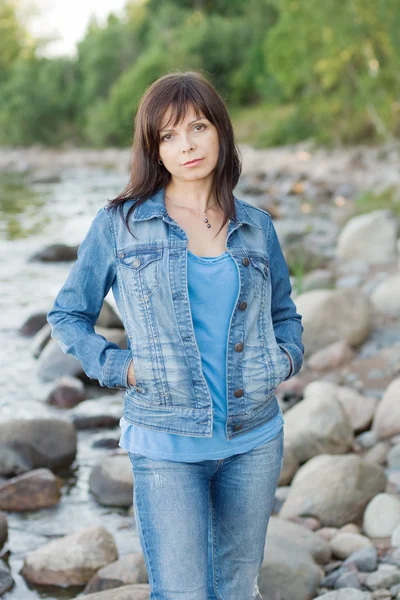 Beautiful woman standing on the shore of Lake — Stock Photo, Image