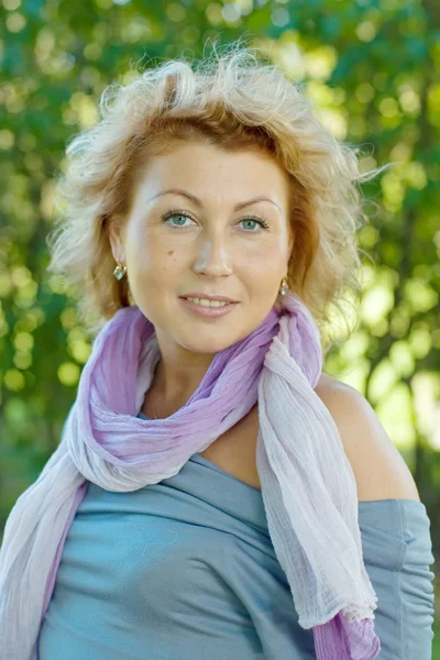 Retrato de uma bela mulher andando no parque — Fotografia de Stock