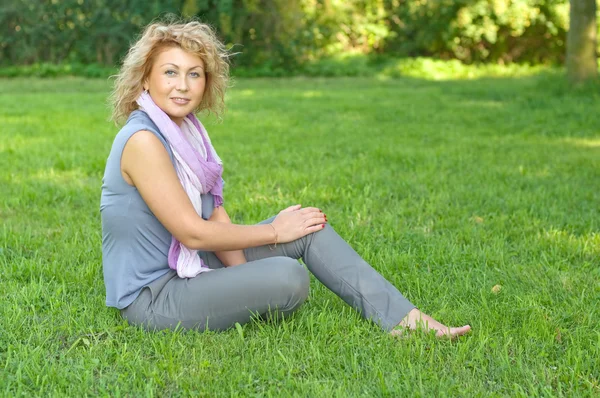 Belle femme marchant dans le parc. Jour d'été . — Photo