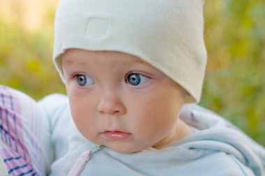 bahçede bir yürüyüş için şirin bir yaşında bebek