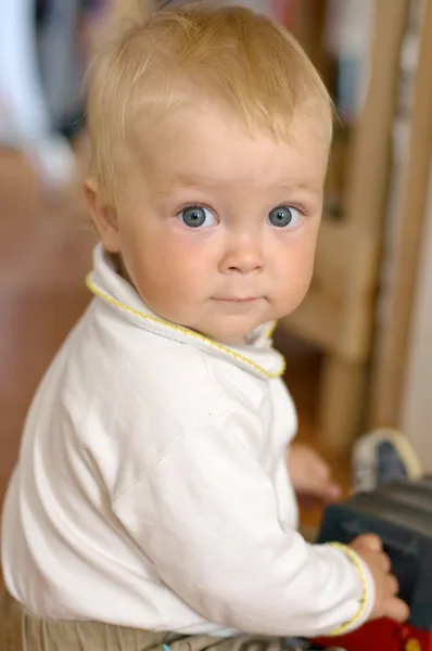 Um ano de idade bebê brincando no chão — Fotografia de Stock