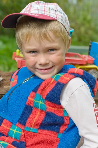 サンド ボックスで遊んでいる 5 歳の少年 — ストック写真