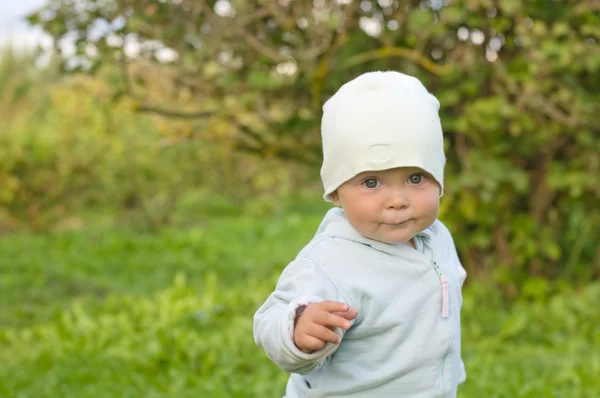 Neşeli bebek bahçede bir yürüyüş için. — Stok fotoğraf