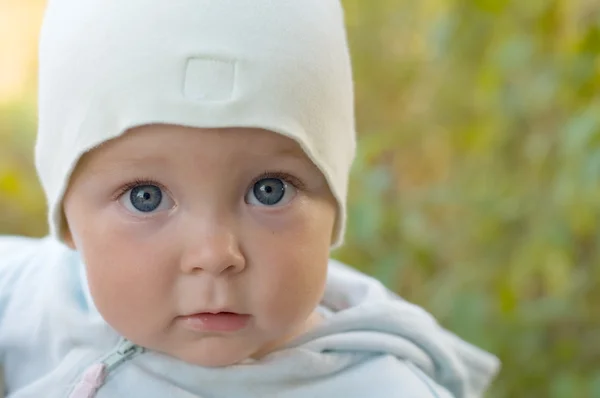 Cute baby for a walk in the garden. — Stock Photo, Image