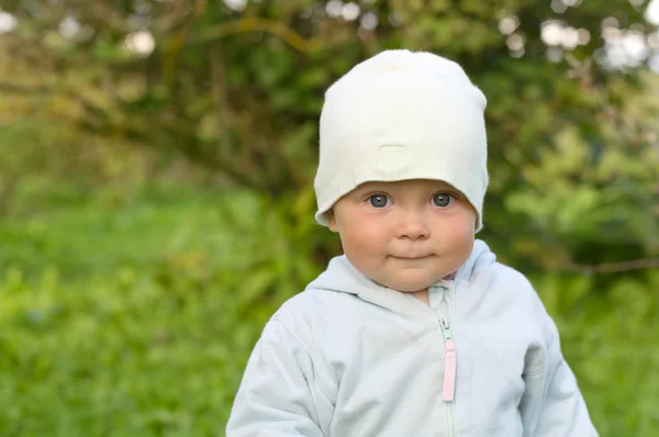 Neşeli bebek bahçede bir yürüyüş için. — Stok fotoğraf