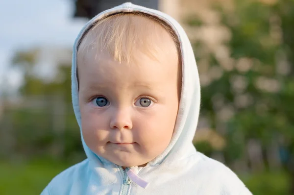 Bébé mignon pour une promenade dans le jardin . — Photo