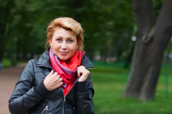 Belle femme marchant dans le parc d'automne — Photo