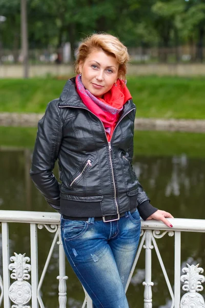 Beautiful woman walking in the autumn park — Stock Photo, Image