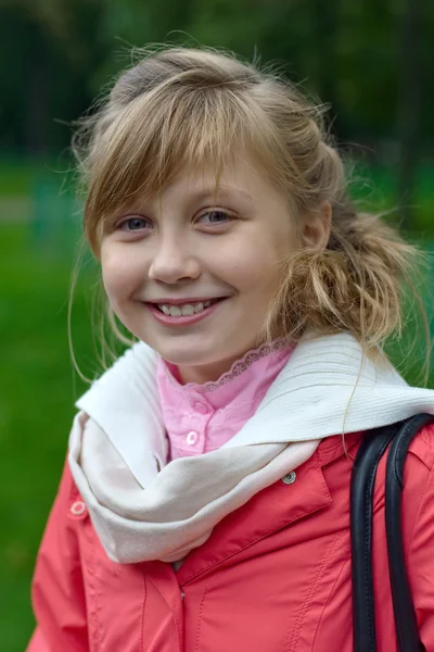 Fröhliches Teenie-Mädchen spaziert durch den Herbstpark — Stockfoto