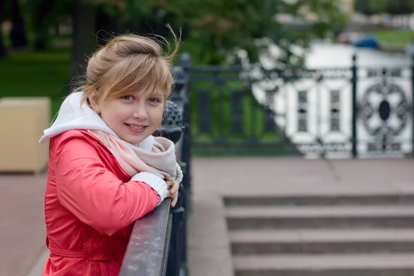 Glada teen flicka promenader i parken hösten — Stockfoto