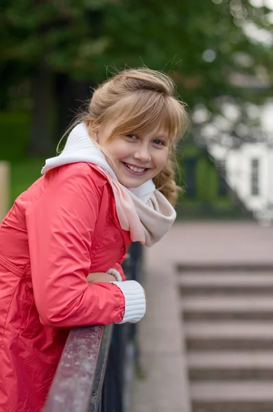 Cheerful teen girl walking in the autumn park — Stock Photo, Image