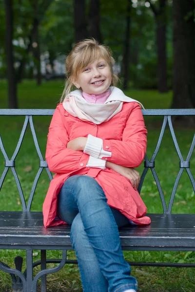 Vrolijk meisje lopen in herfst park — Stockfoto