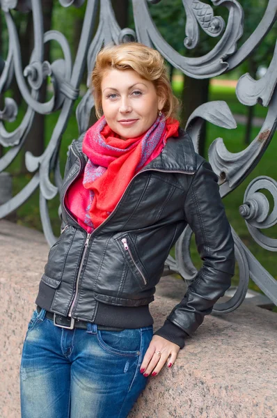 Beautiful woman walking in the streets of autumn of the city — Stock Photo, Image