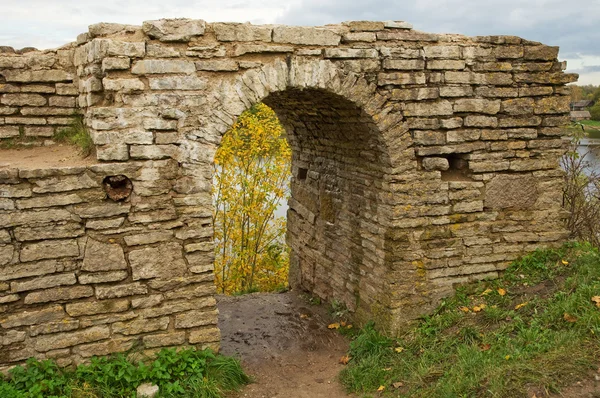 Старые ворота в разрушенной крепостной стене. Старая Ладога — стоковое фото