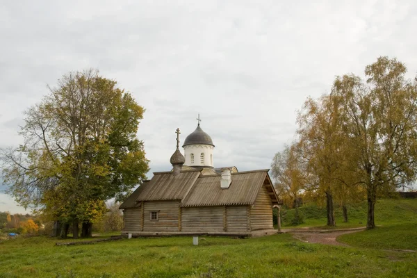 Dřevěný kostel. Demetrios v Izborsku staré pevnosti. — Stock fotografie