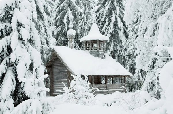 Snowy orman içinde ahşap Şapeli. Kuzey kış. — Stok fotoğraf