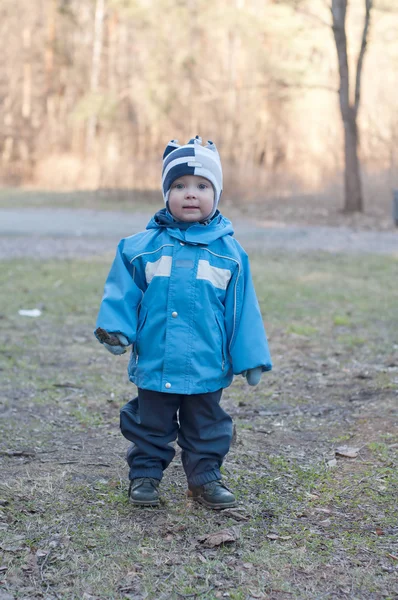 小さな男の子が公園で遊んで。早いばね. — ストック写真