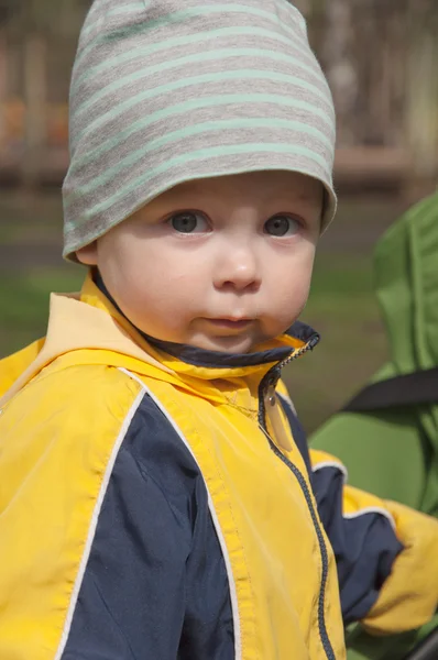 Kleiner Junge beim Spielen im Park. Vorfrühling. — Stockfoto