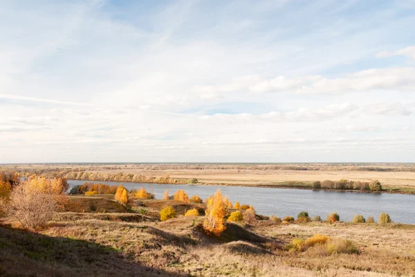 Оки. Осінній вид з високому березі — стокове фото