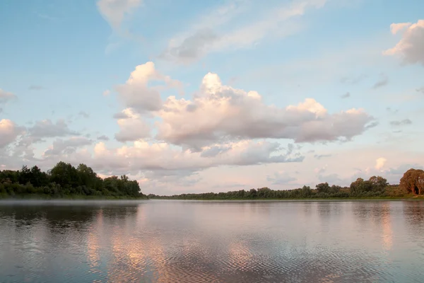 Mañana en el río. Una brisa ligera nubes flotantes Imagen De Stock