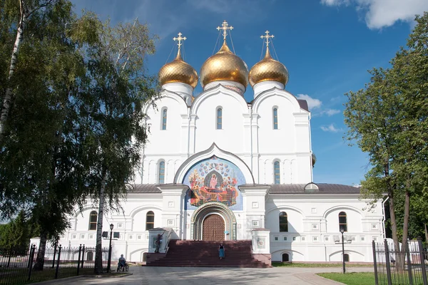 A Catedral Uspensky na cidade de Yaroslavl, Rússia . — Fotografia de Stock