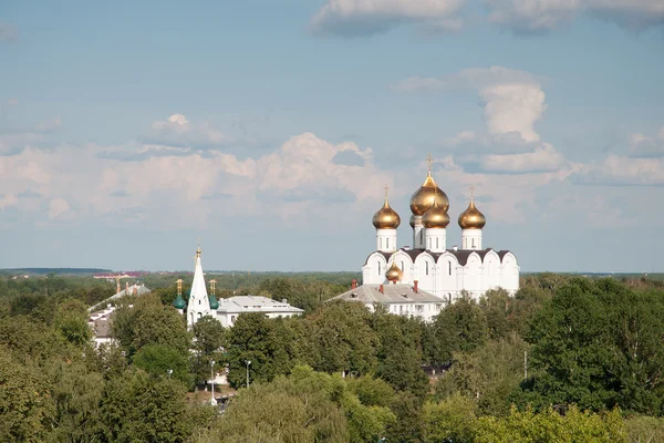 La Catedral de Uspensky en la ciudad de Yaroslavl, Rusia . — Foto de Stock