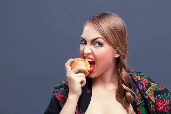 Junge hübsche Frau mit Apfel — Stockfoto