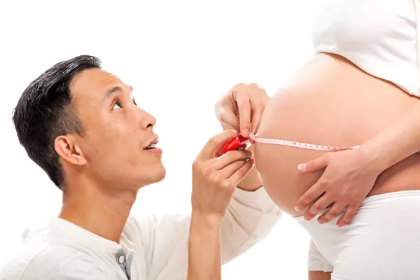 Zwangere vrouw met haar man. — Stockfoto