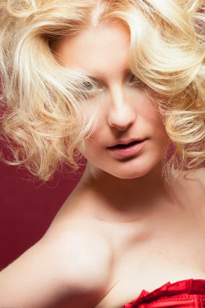 Blonde vrouw in rode jurk — Stockfoto
