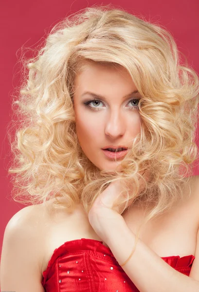 Blonde vrouw in rode jurk — Stockfoto