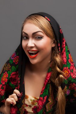 genç kadın Rus tarzı başörtüsü.