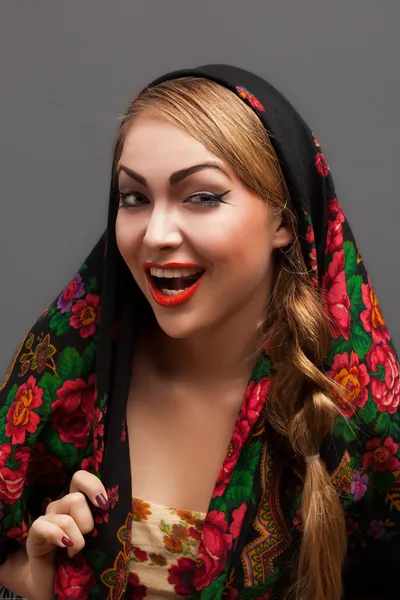 Ung kvinna i en huvudduk i rysk stil. — Stockfoto