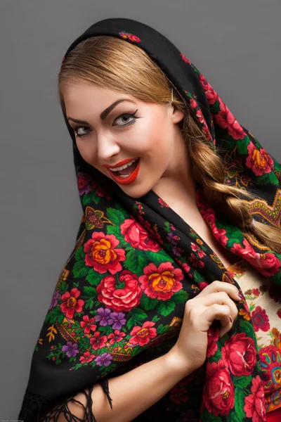 Молода жінка в хустку в російському стилі. — стокове фото