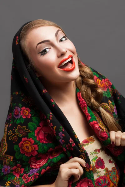 Jeune femme dans un foulard dans le style russe . — Photo