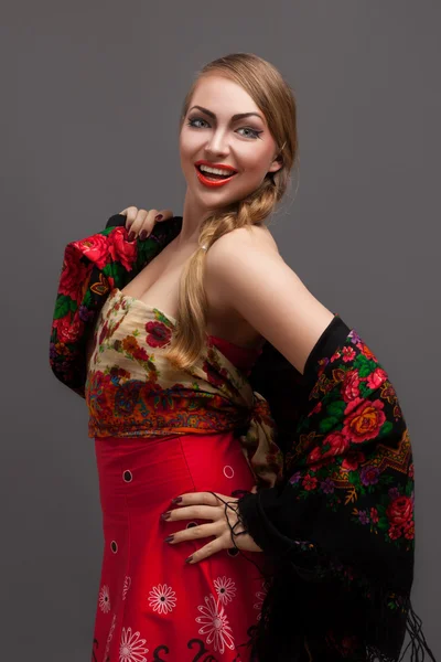 Junge Frau mit Kopftuch im russischen Stil. — Stockfoto