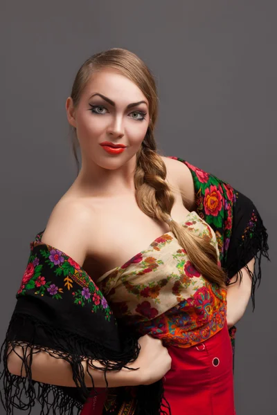 Jonge vrouw in een hoofddoek in de Russische stijl. — Stockfoto
