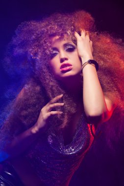 afro saç kesimi olan kadın disko dans ediyor