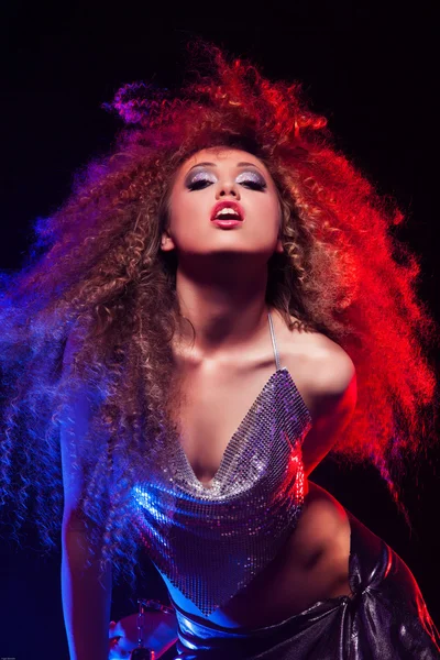 afro saç kesimi olan kadın disko dans ediyor