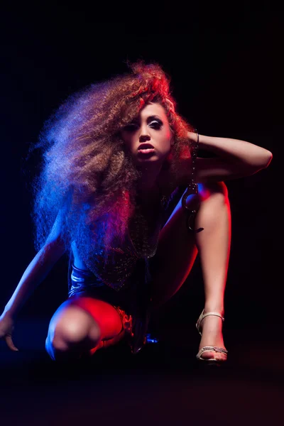 Femme avec afro coupe de cheveux danse disco — Photo