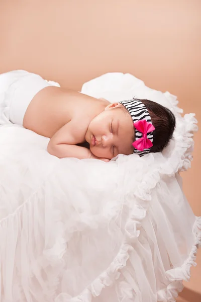 Vackra nyfödd baby girl — Stockfoto