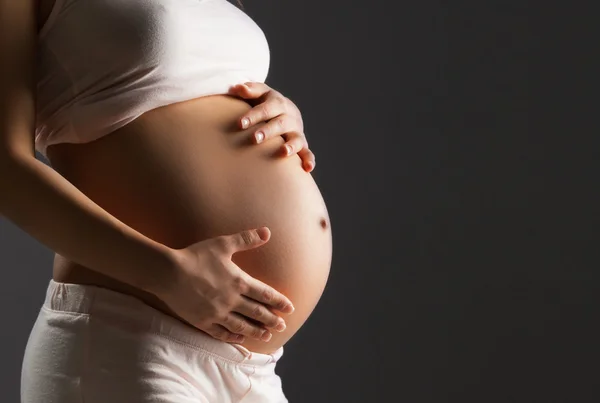 Mulher grávida acariciando sua barriga — Fotografia de Stock