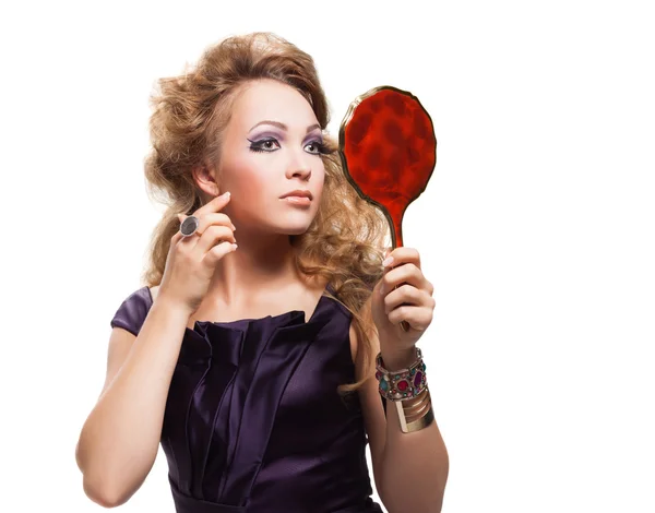 Glamour-Porträt einer blonden Frau mit Spiegel — Stockfoto