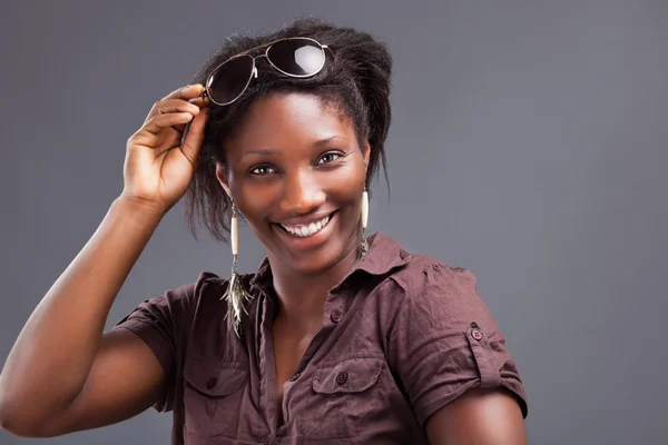 Retrato de uma jovem bela mulher negra — Fotografia de Stock