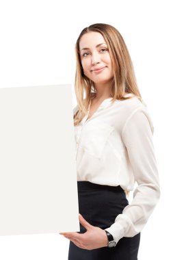 genç bir kadın tutarak boş tabela.