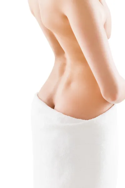 Giovane donna nuda con asciugamano su bianco — Foto Stock