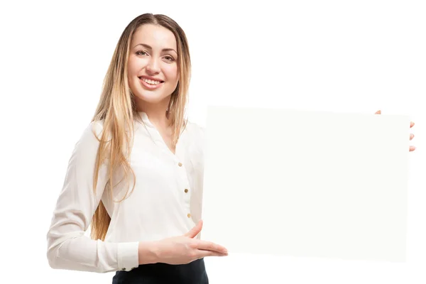 Mujer joven sosteniendo letrero en blanco . — Foto de Stock