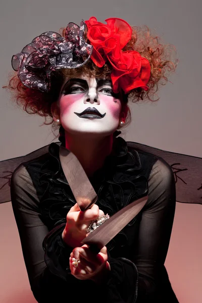 Femme mime avec couteau — Photo