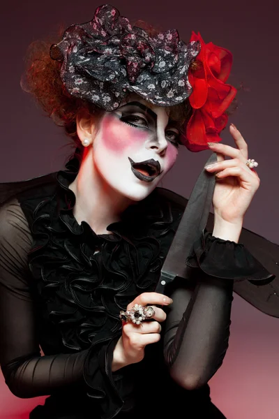 Femme mime avec couteau — Photo